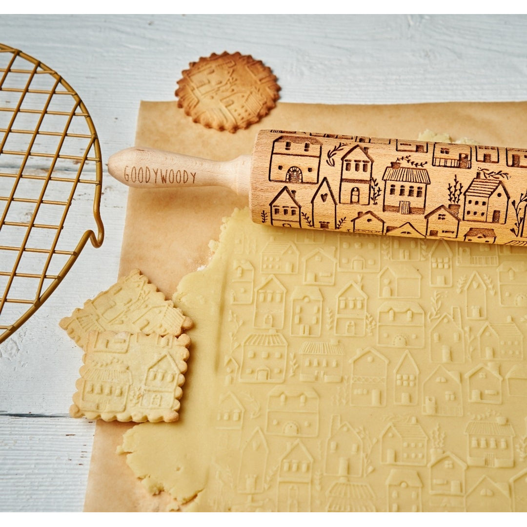 Goody Woody gravierte Kuchenrolle, 46 cm, Buchenholz, skandinavische Stadt