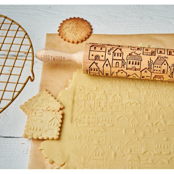 Goody Woody gravierte Kuchenrolle, 46 cm, Buchenholz, skandinavische Stadt