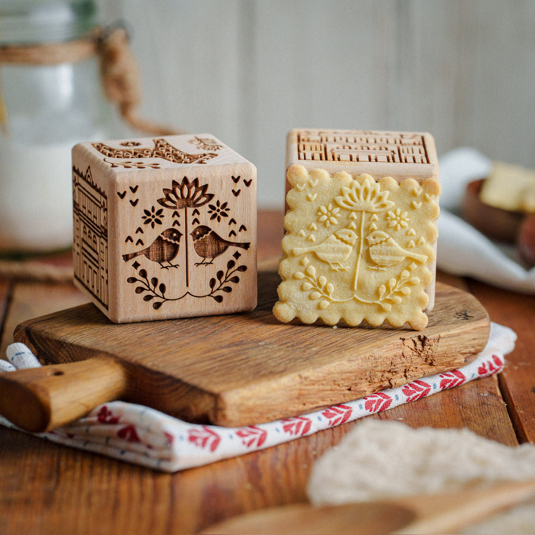 Goody Woody gravierter Kuchenwürfel, 6 cm, Buchenholz, 6 Motive, skandinavischer Stil