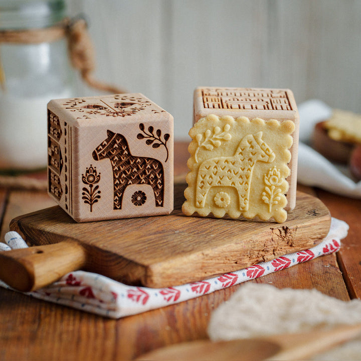 Goody Woody gravierter Kuchenwürfel, 6 cm, Buchenholz, 6 Motive, skandinavischer Stil