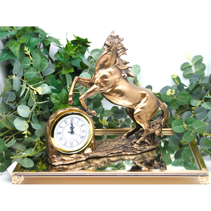Steigendes Pferd, Uhr, Bronzeskulptur, römische Ziffern, Königin Isabel