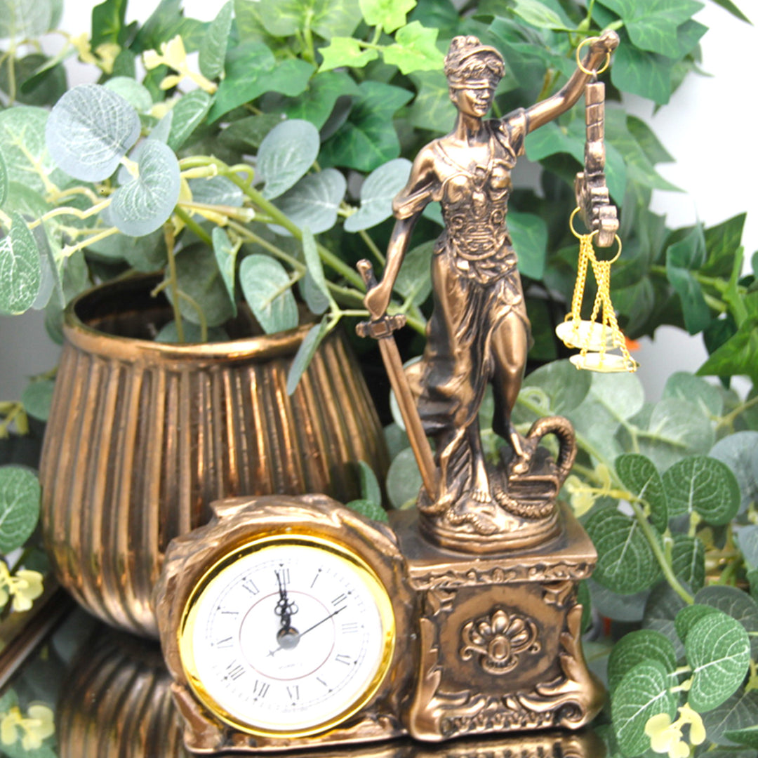 Figur der Themis mit Waage und Schwert, Uhr, Bronzedekor, Königin Isabel