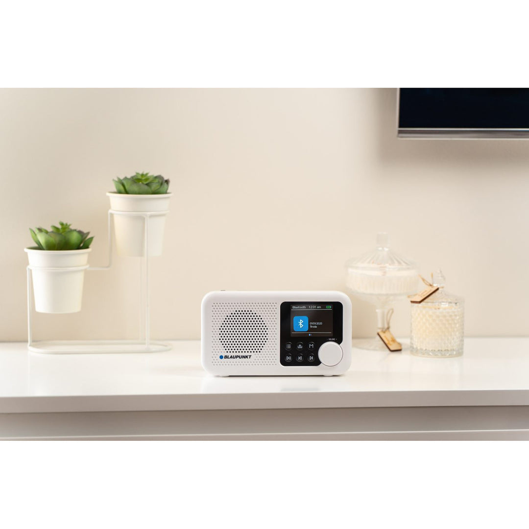 Blaupunkt Portable Radio, DAB+ Digitalradio und UKW-Tuner, Bluetooth, Kopfhörerausgang, 2,4 Zoll Farbdisplay, Uhr- und Weckfunktion, batteriebetrieben und aufladbar über USB-C, DR8WH
