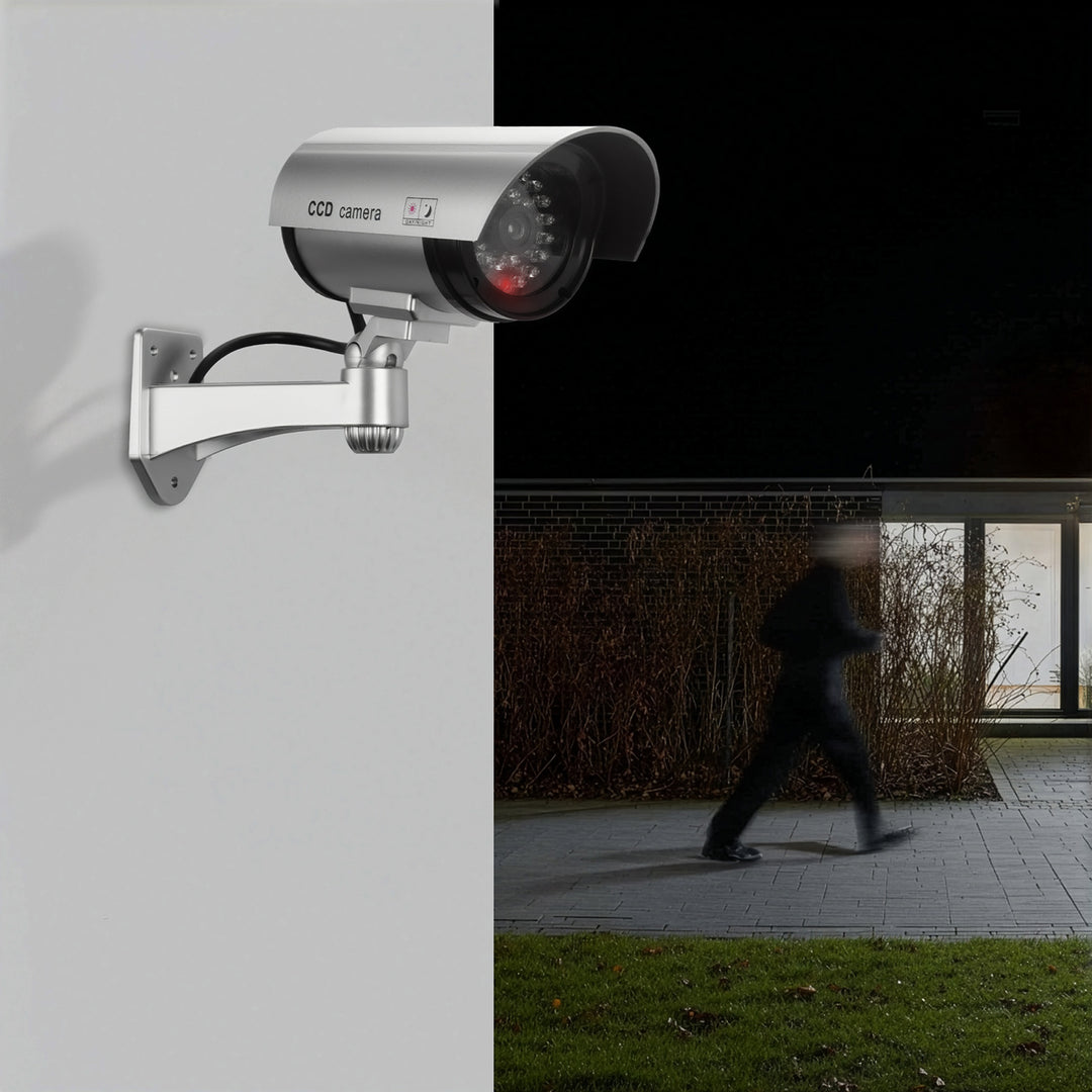 Kamera-Attrappe mit blinkender LED IR1100 S IR extern + 2x Varta Industrial AA Batterien