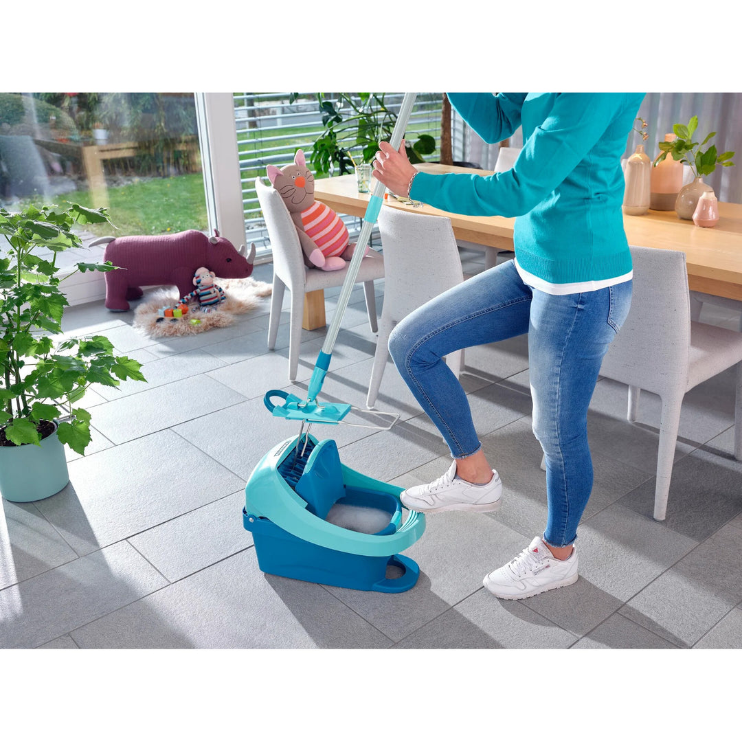 Leifheit Profi-Set, Mopp und Eimer auf Rollen, Auswringen mit dem Fuß, einfaches Entleeren, Fassungsvermögen 8 l, Micro-Duo-Bezug, 55096