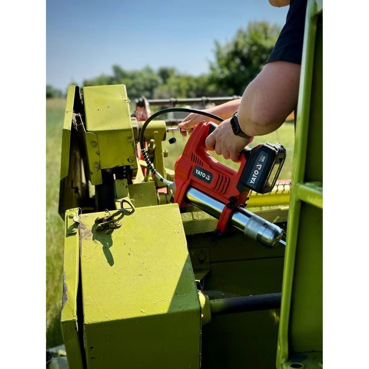Yato Akku-Schmierpistole, inklusive Ladegerät und 3-Ah-Akku, 620 bar Druck, integrierte LED-Arbeitsbeleuchtung, hohe Leistung und Durchsatz von 284 g/min, YT-07020