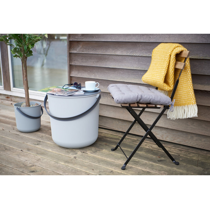 Plast Team Akita Eimer mit Griff und Deckel Universaleimer Recycelter Kunststoff Universal Grau/Schwarz (10L)
