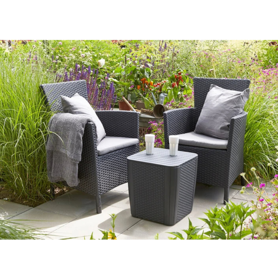 Keter Iowa 223929 Gartenmöbel-Set in Anthrazit, 2 Sessel + 1 Beistelltischhocker mit Aufbewahrung, Kissen im Set enthalten