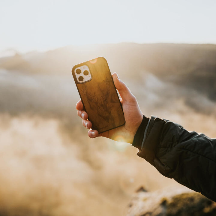 HOLZETUI IPHONE 13 PRO HIRSCH IMBUIA HOHE QUALITÄT
