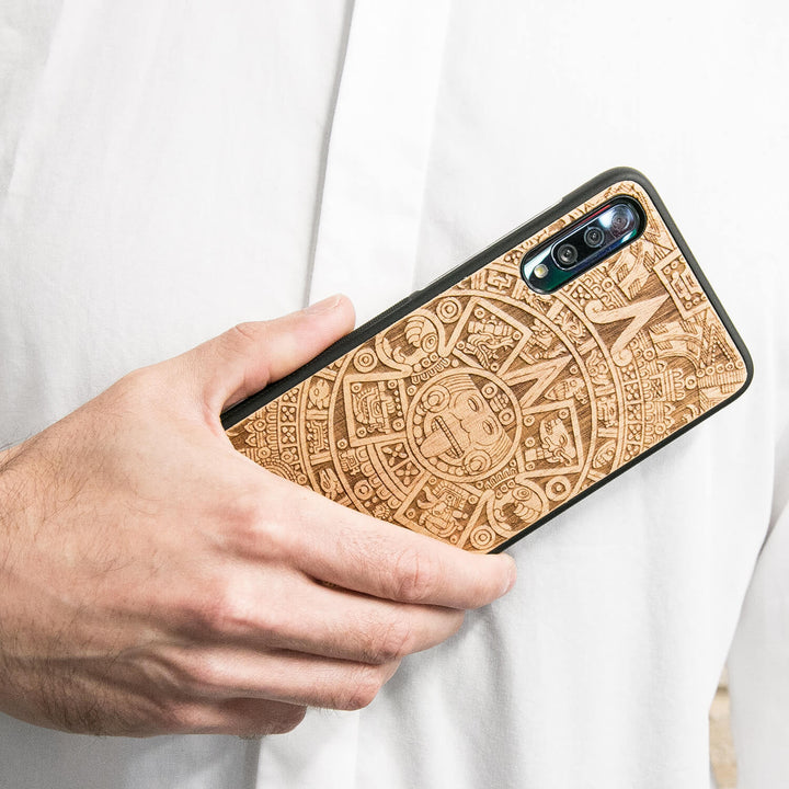 HOLZETUI IPHONE 13 PRO AZTEKISCHER KALENDER ANIEGRE