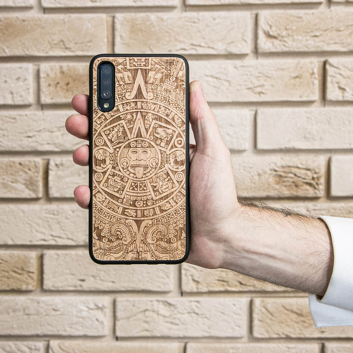 HOLZETUI IPHONE 13 PRO AZTEKISCHER KALENDER ANIEGRE
