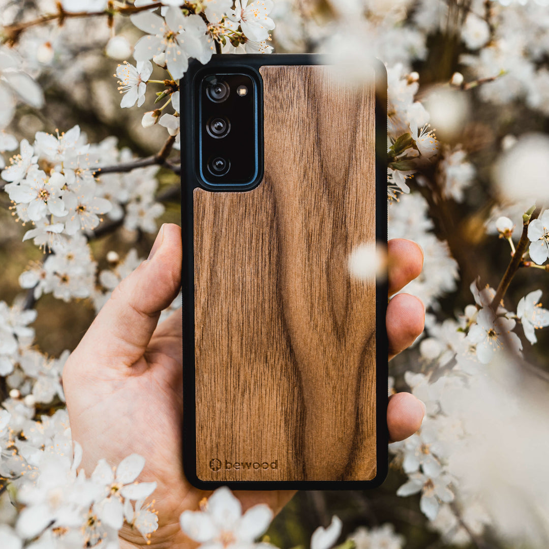 HOLZETUI IPHONE 13 AMERIKANISCHER NUSSBAUM HOHE QUALITÄT