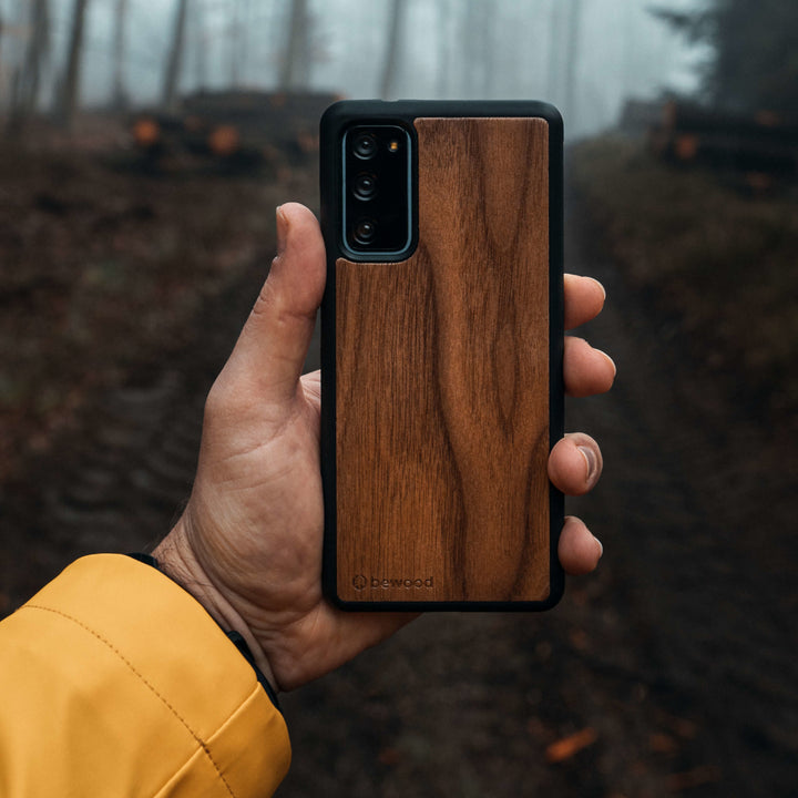 HOLZETUI IPHONE 13 AMERIKANISCHER NUSSBAUM HOHE QUALITÄT