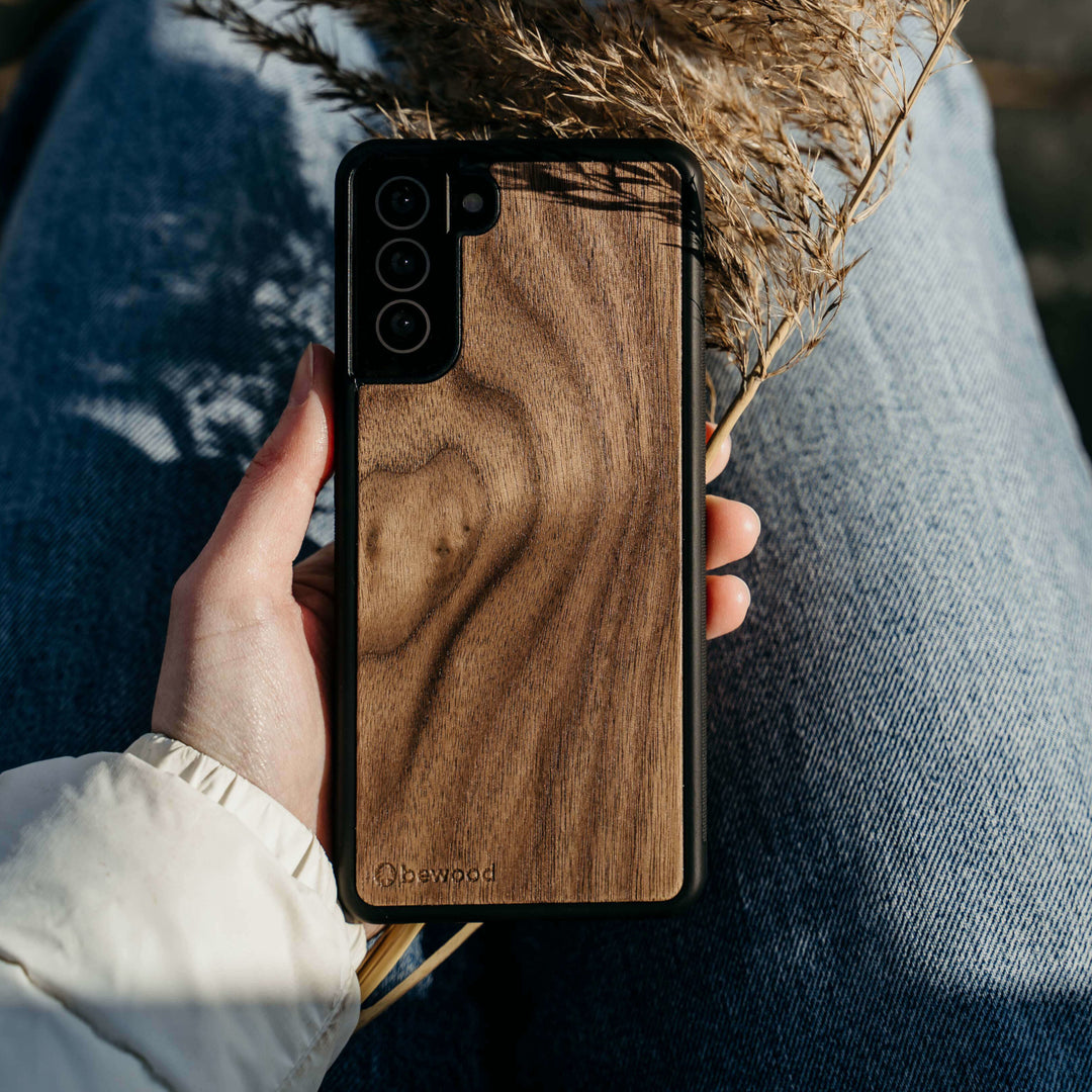 HOLZETUI IPHONE 13 AMERIKANISCHER NUSSBAUM HOHE QUALITÄT