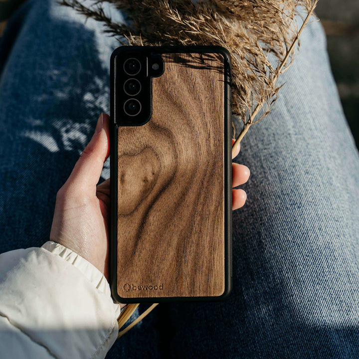 HOLZETUI IPHONE 13 AMERIKANISCHER NUSSBAUM HOHE QUALITÄT