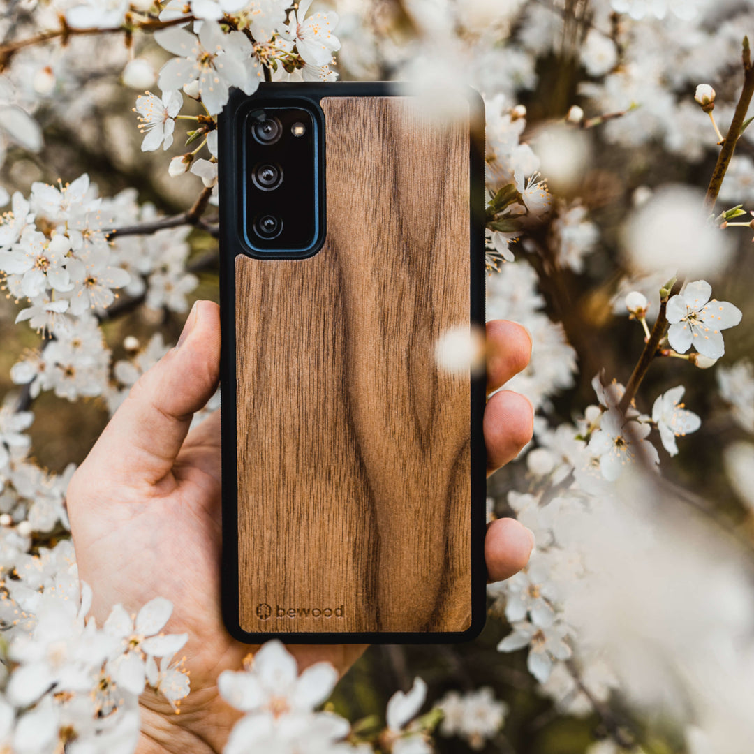 HOLZETUI IPHONE 13 PRO AMERIKANISCHER NUSSBAUM HOHE QUALITÄT