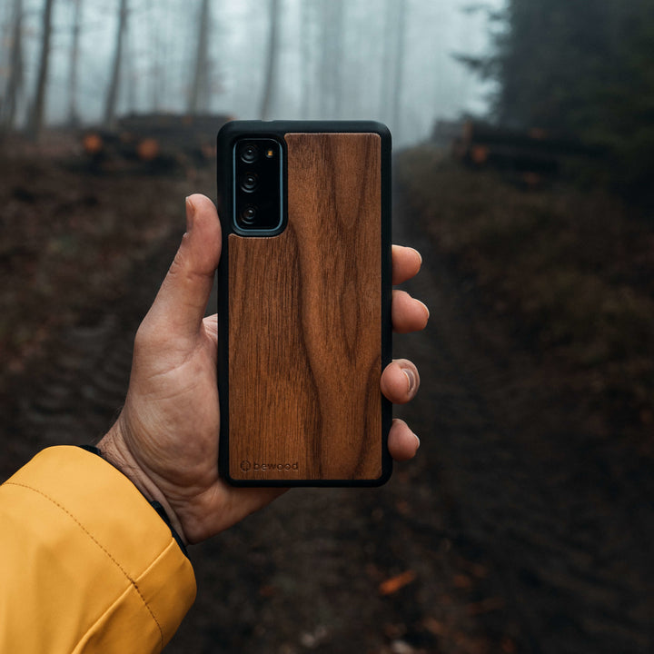 HOLZETUI IPHONE 13 PRO AMERIKANISCHER NUSSBAUM HOHE QUALITÄT