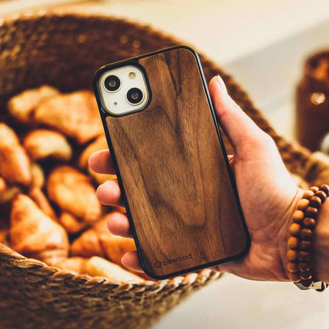 HOLZETUI IPHONE 13 PRO AMERIKANISCHER NUSSBAUM HOHE QUALITÄT