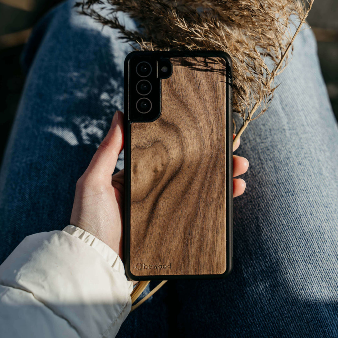 HOLZETUI IPHONE 13 PRO AMERIKANISCHER NUSSBAUM HOHE QUALITÄT