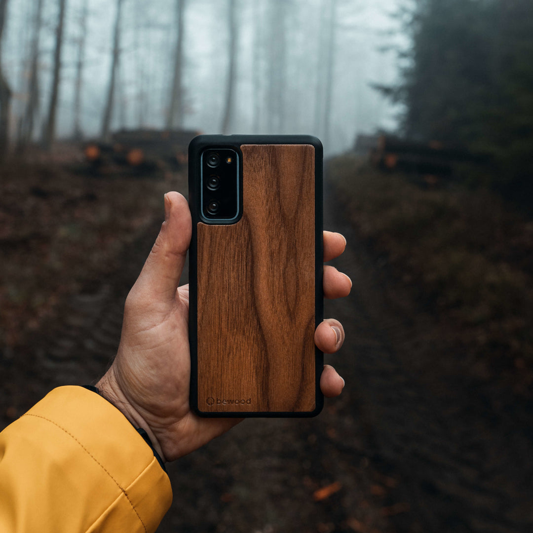 HOLZETUI IPHONE 13 MINI AMERIKANISCHER NUSSBAUM HOHE QUALITÄT