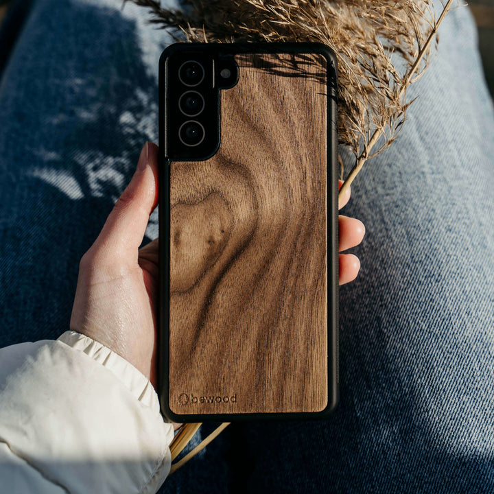 HOLZETUI IPHONE 13 MINI AMERIKANISCHER NUSSBAUM HOHE QUALITÄT