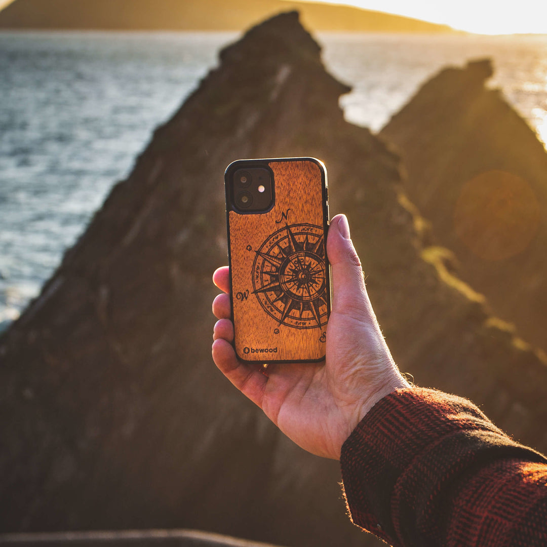 HOLZETUI IPHONE 12 MINI TRAVELER MERBAU HOHE QUALITÄT