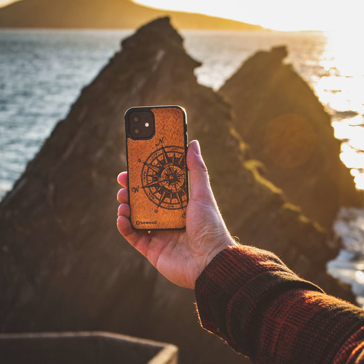 HOLZETUI IPHONE 12 / 12 PRO REISENDE MERBAU HOHE QUALITÄT