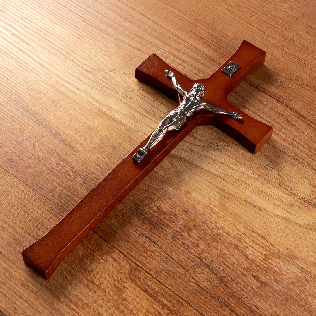 Hängendes klassisches Kreuz mit einem gestreiften Kreuz braun 18x8x1,4cm