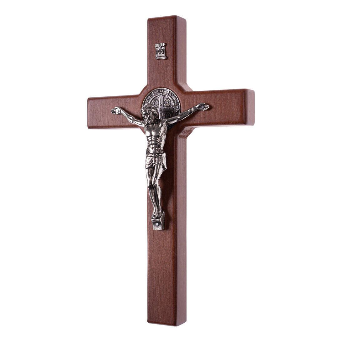 Das hölzerne, hängende Kreuz des heiligen Benedikt mit dem Passionskreuz braun 18x10x1,8 cm