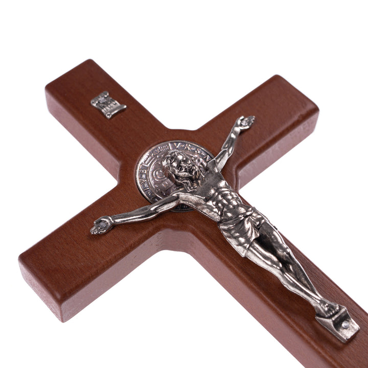 Das hölzerne, hängende Kreuz des heiligen Benedikt mit dem Passionskreuz braun 18x10x1,8 cm