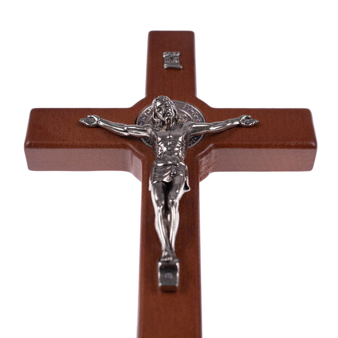 Das hölzerne, hängende Kreuz des heiligen Benedikt mit dem Passionskreuz braun 18x10x1,8 cm