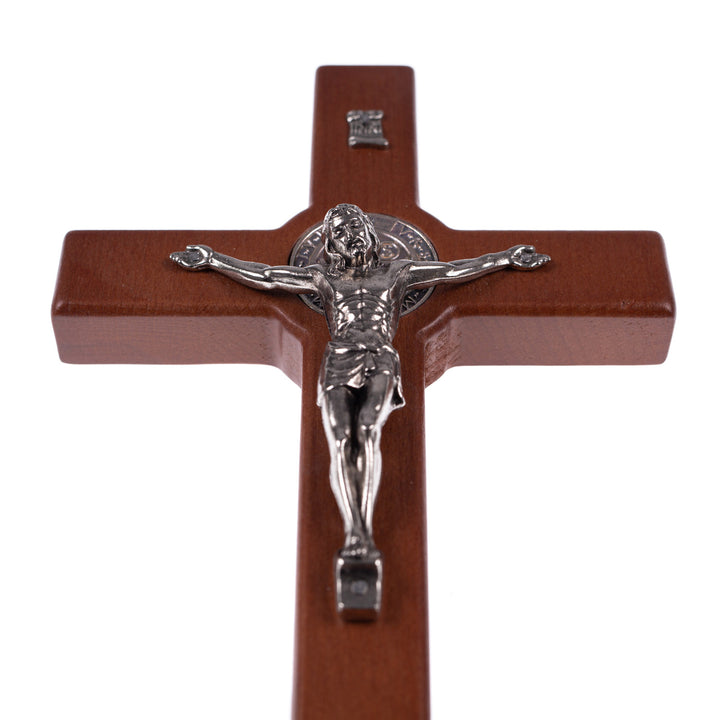 Das hölzerne, hängende Kreuz des heiligen Benedikt mit dem Passionskreuz braun 18x10x1,8 cm