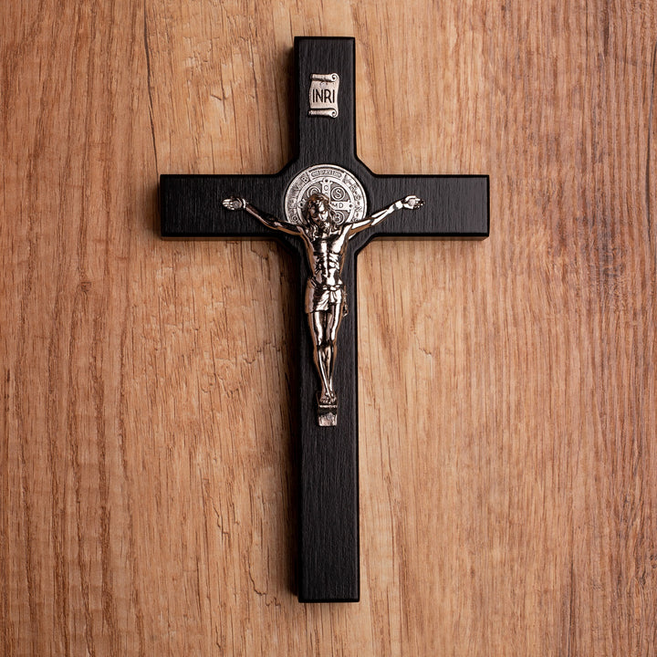 Hängendes Kreuz des Heiligen Benedikt mit dem Passionskreuz Hängekreuz aus Buchenholz (Schwarz, 28x16x1,8cm)