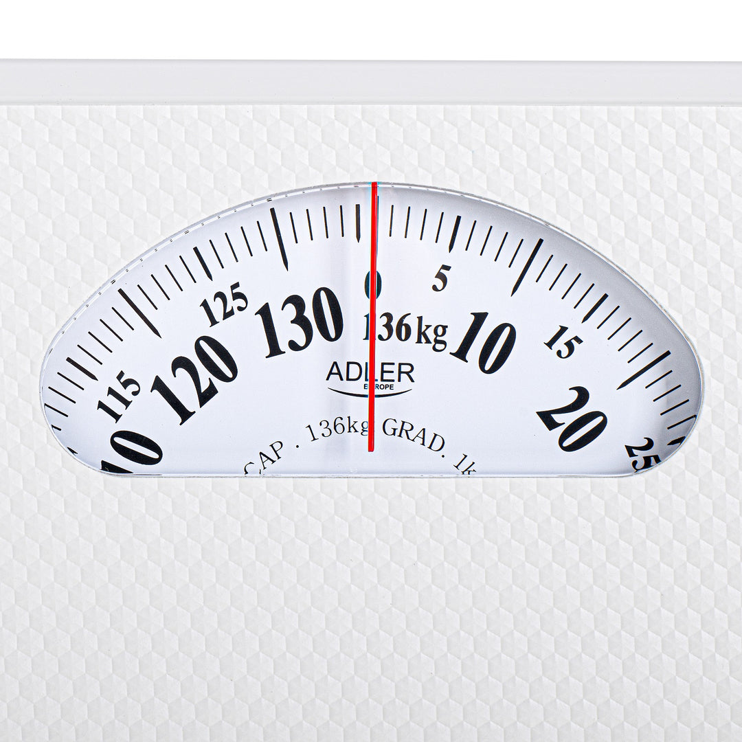 Adler Europe AD 8179 Mechanische Personenwaage bis 136 kg, Genauigkeit: 1 kg, Metallgehäuse, Antirutschmatte, Leicht ablesbar, Kalibriert mit einem Knopf, Weiß