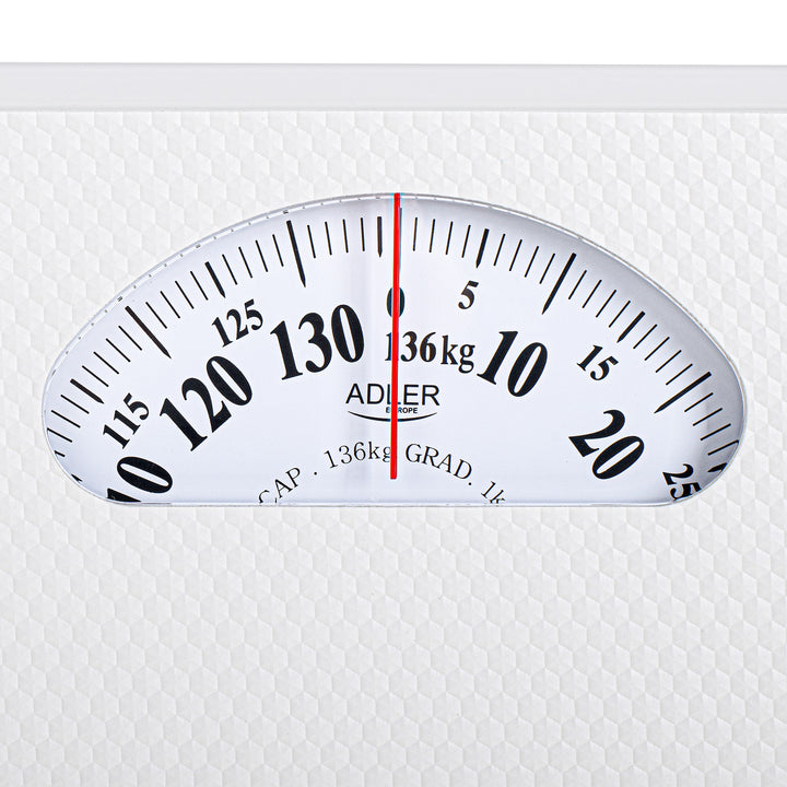 Adler Europe AD 8179 Mechanische Personenwaage bis 136 kg, Genauigkeit: 1 kg, Metallgehäuse, Antirutschmatte, Leicht ablesbar, Kalibriert mit einem Knopf, Weiß