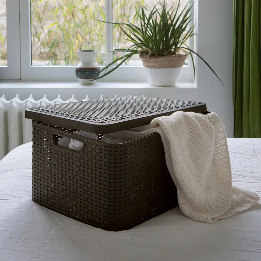 Curver Rattan Style Aufbewahrungsbox mit Deckel, Aufbewahrungskorb, Kunststoff, Aus Recyclingmaterial in mindestens 70% (Hellgrau, L: 44,5 x 33 x 24,8 cm)