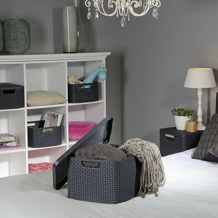 Curver Rattan Style Aufbewahrungsbox mit Deckel, Aufbewahrungskorb, Kunststoff, Aus Recyclingmaterial in mindestens 70% (Hellgrau, M: 38,6 x 28,7 x 17 cm)
